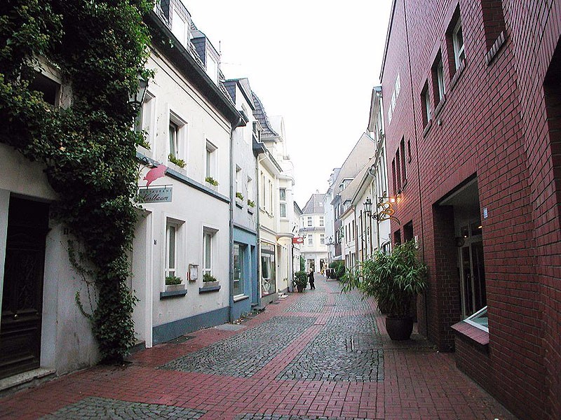 Segwaytour In Moers Blick In Die Burgstrasse In Moers Segwaytouren Kamp Lintfort De